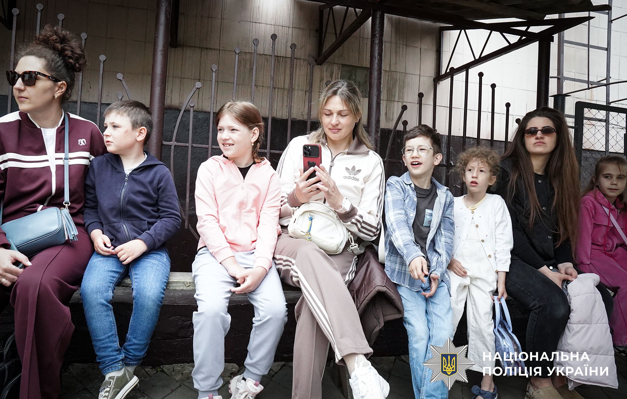 кінологи поліції проводять сеанс каністерапії
