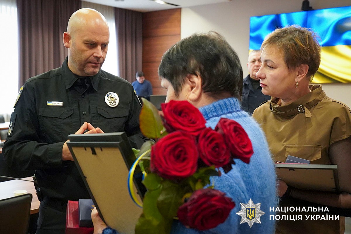 Євген Рогачов спілкується з матерями загиблих поліцейських