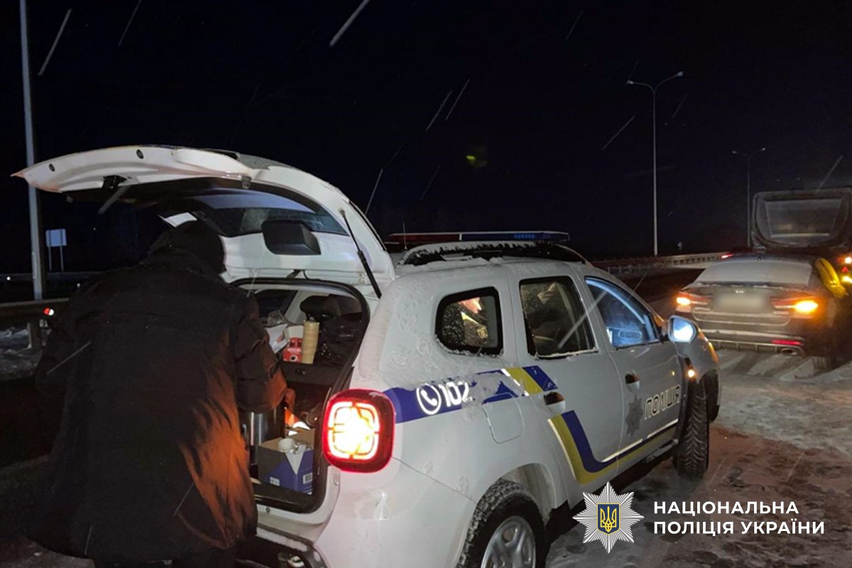 На Полтавщині поліцейські організували «мобільний пункт обігріву» для людей, які опинилися в заторі під час негоди