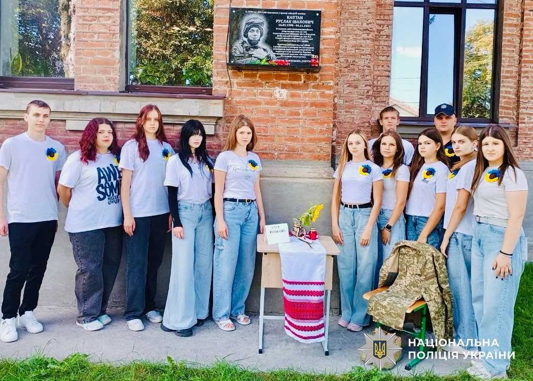 поліцейські проводять для дітей патріотичні зустрічі