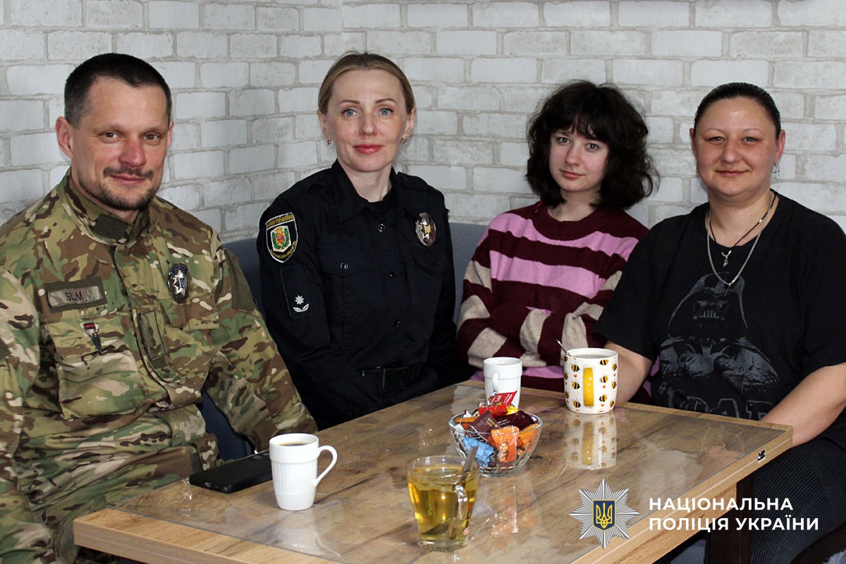 поліцейські спілкуються з родинами