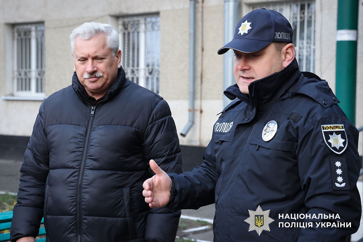 Роман Ніколаєнко спілкується з жителями громади на відкритті станції