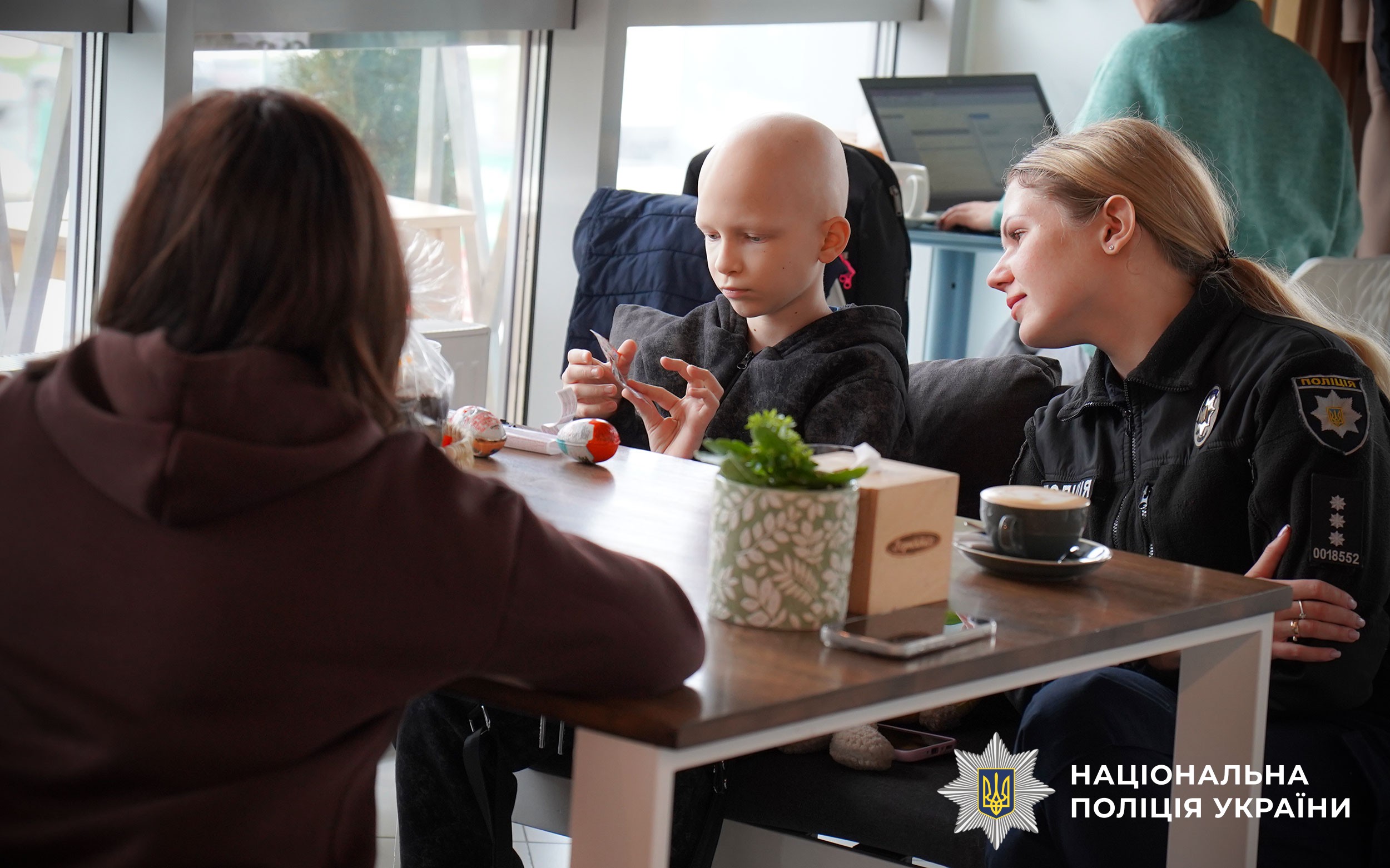 Триматися за світло: поліцейські та капелани привітали з Великоднем 9-річного Радомира, який чекає і не здається