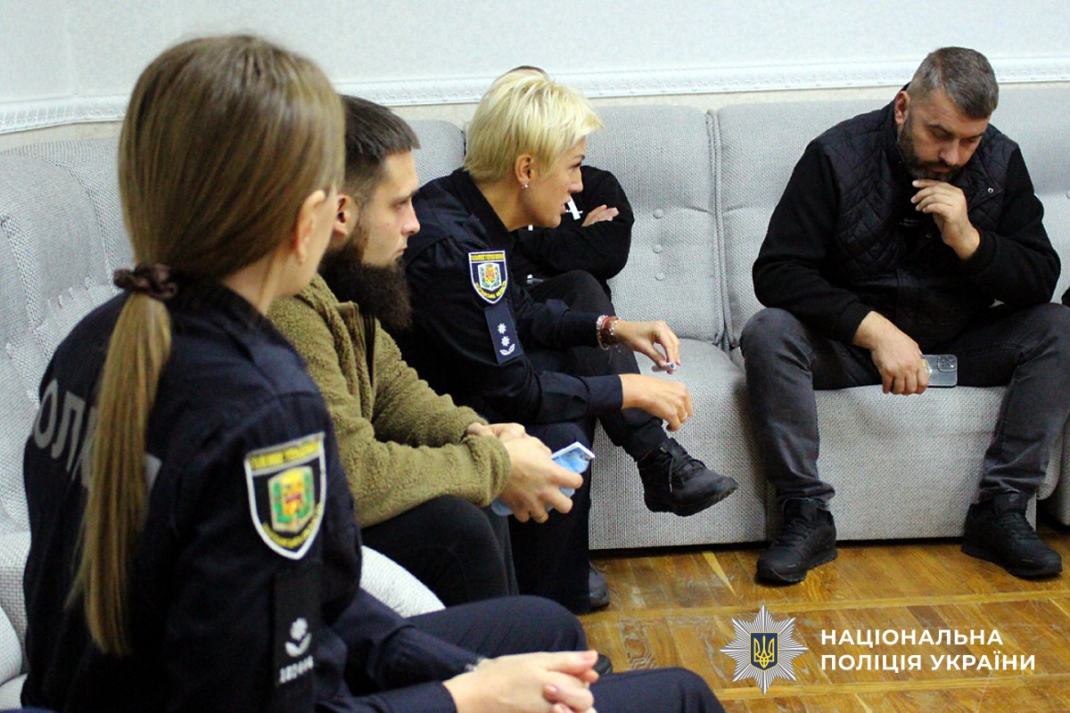З бійцями на реабілітації спілкуються представники ГУНП в Полтавській області Олена Демяник та Юлія Лаврик
