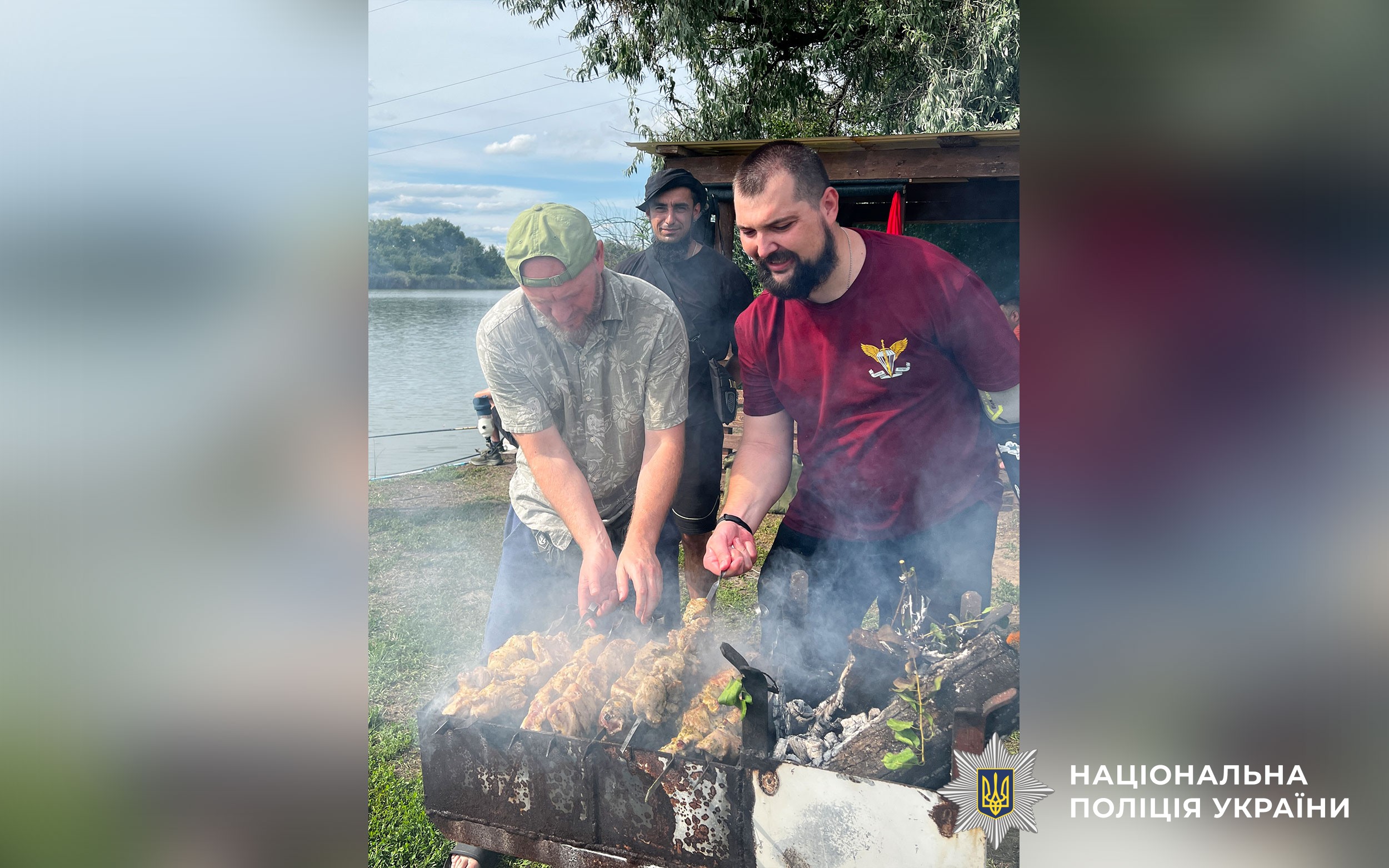 За приготуванням смачного шашлику на мангалі