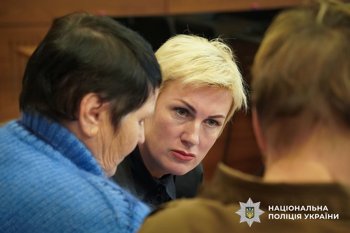 Психологиня Олена Демяник спілкується з матерями на заході