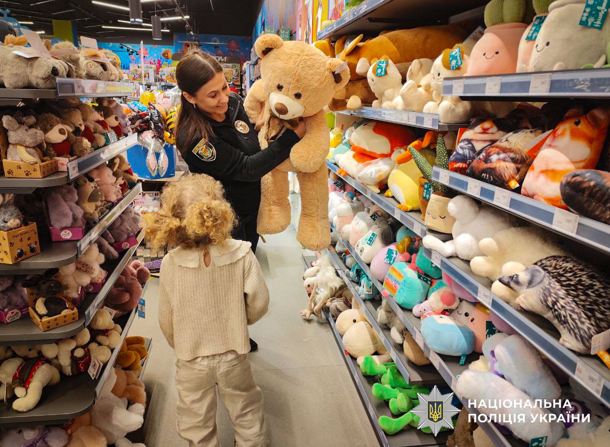 Поліцейські з дітьми обирають подарунок