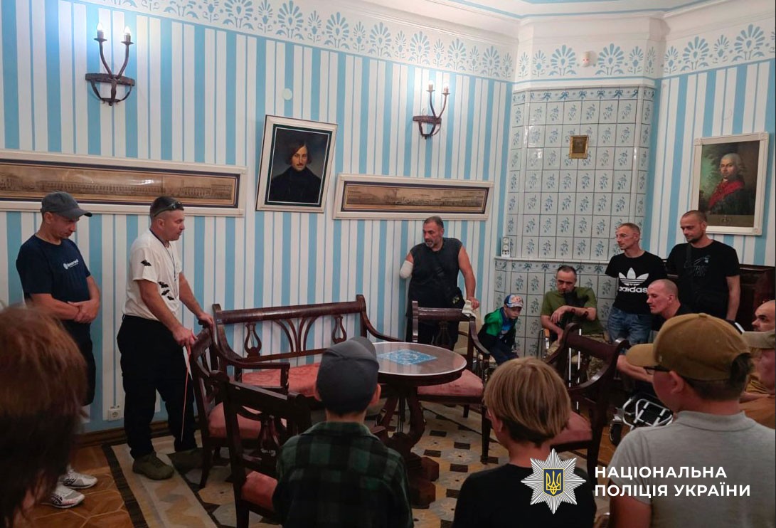 Ветерани та родини полеглих захисників відкрили для себе музей Гоголя після заходу сонця