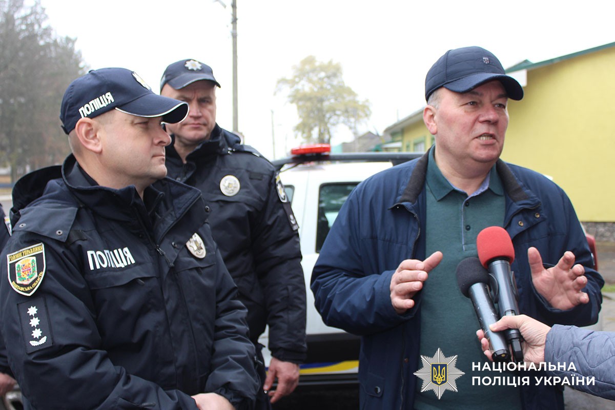 Станіслав Джусь спілкується з медіа під час відкриття станції