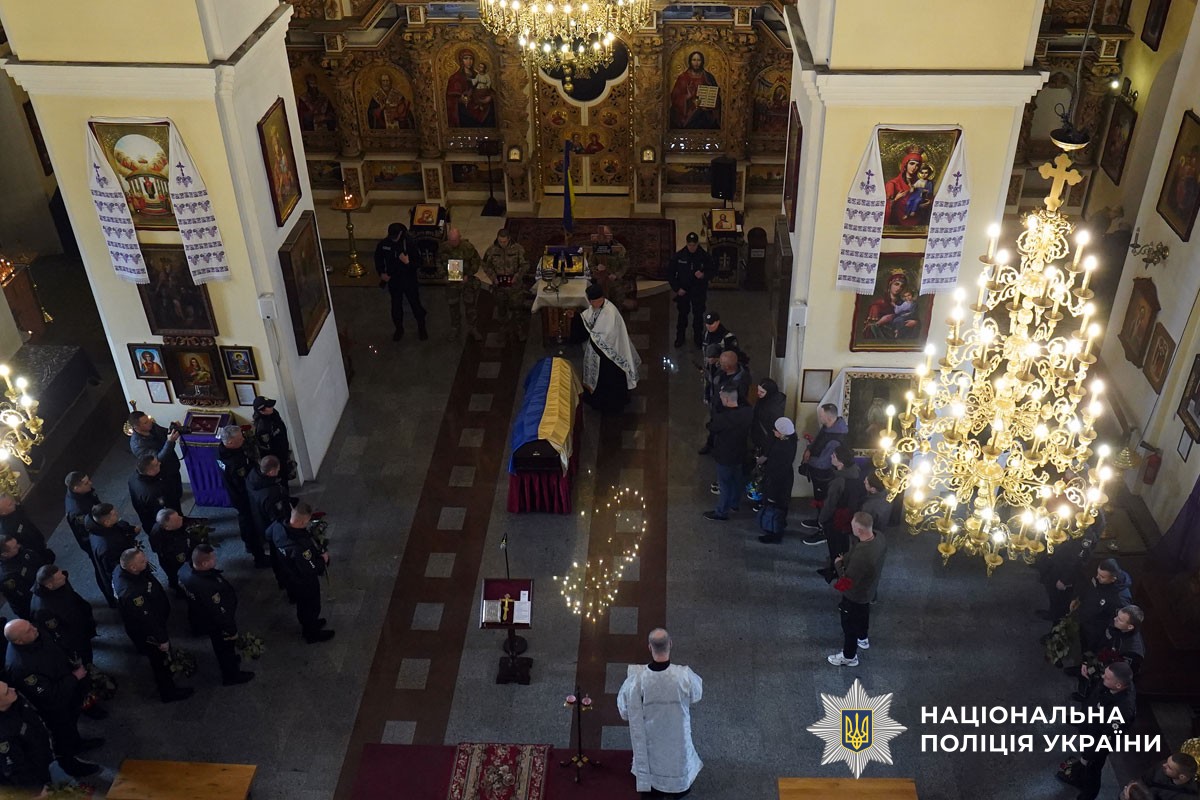 Прощання із загиблим поліцейським у Соборі