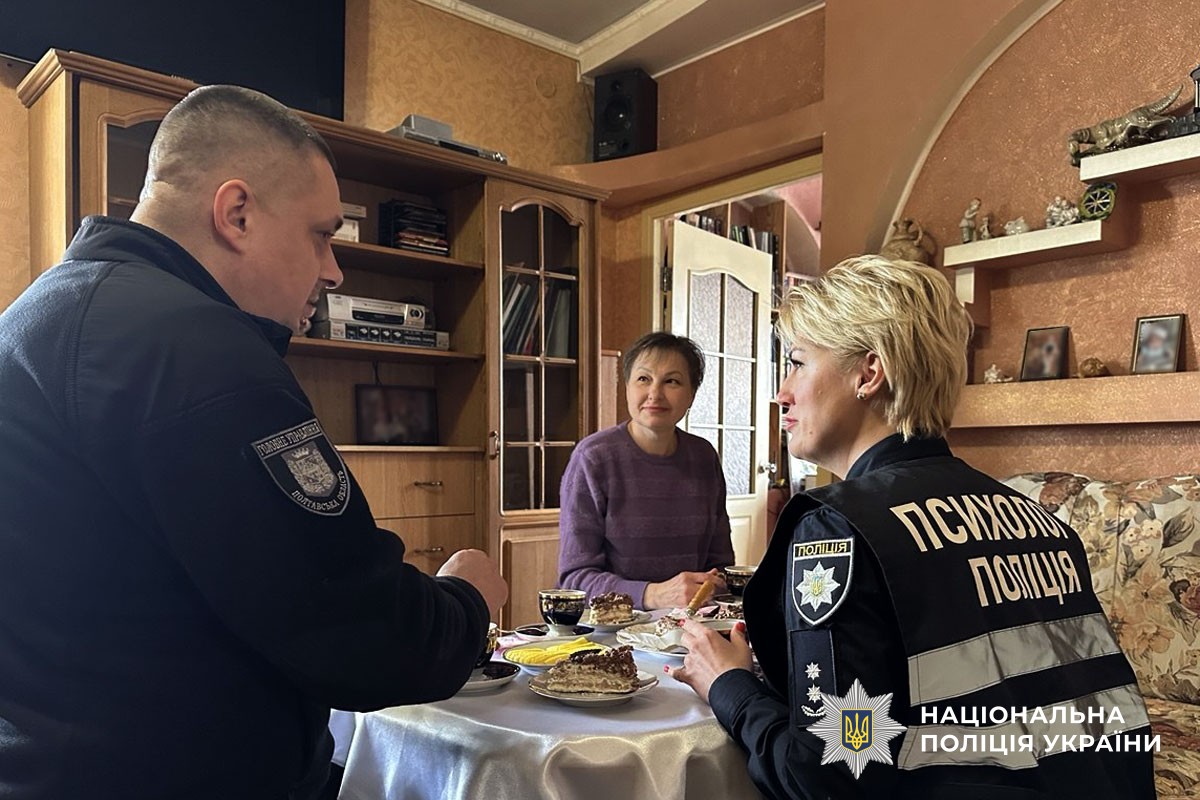 поліцейські спілкуються з родинами 