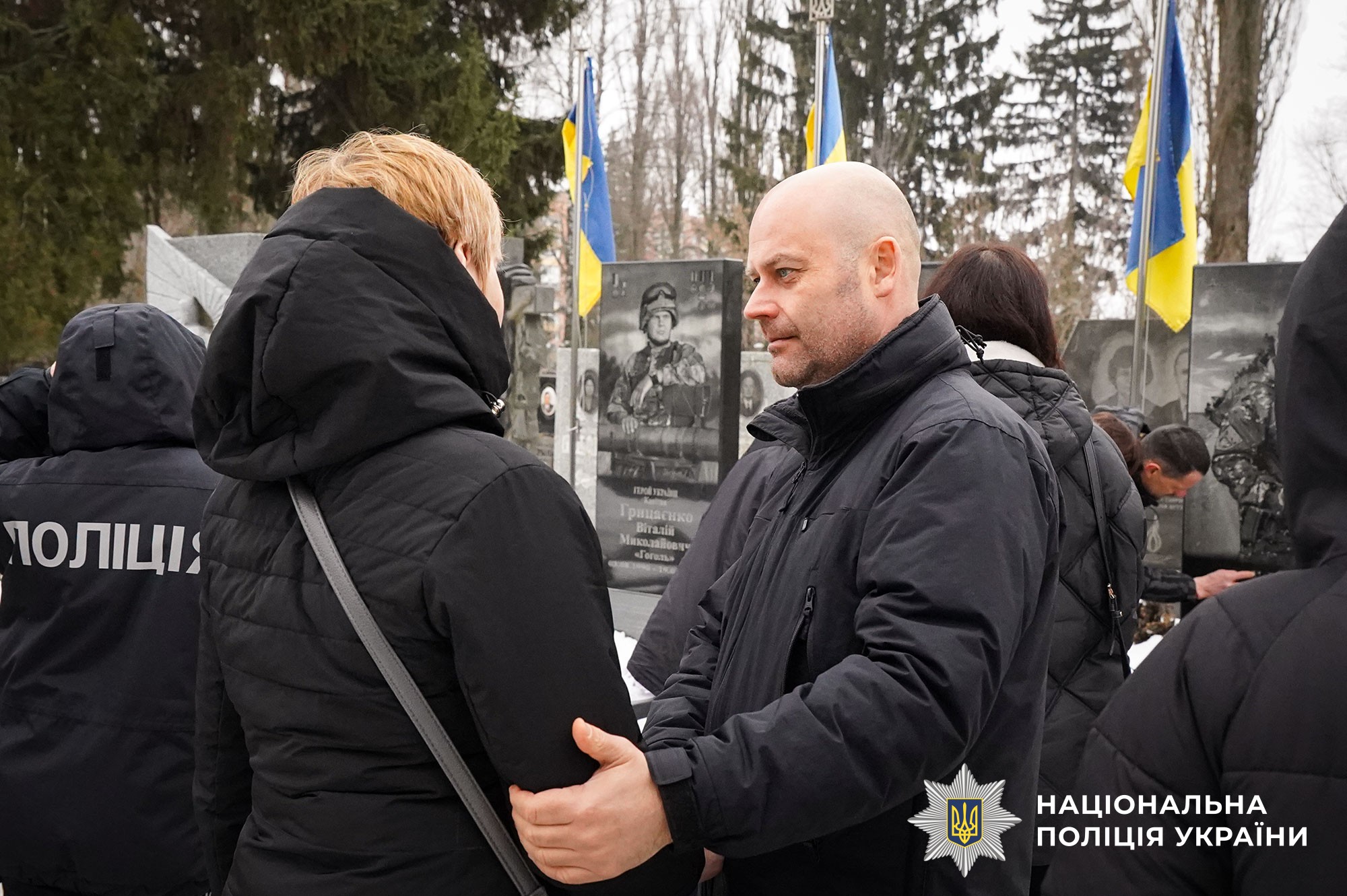 Євген Рогачов спілкується з рідними