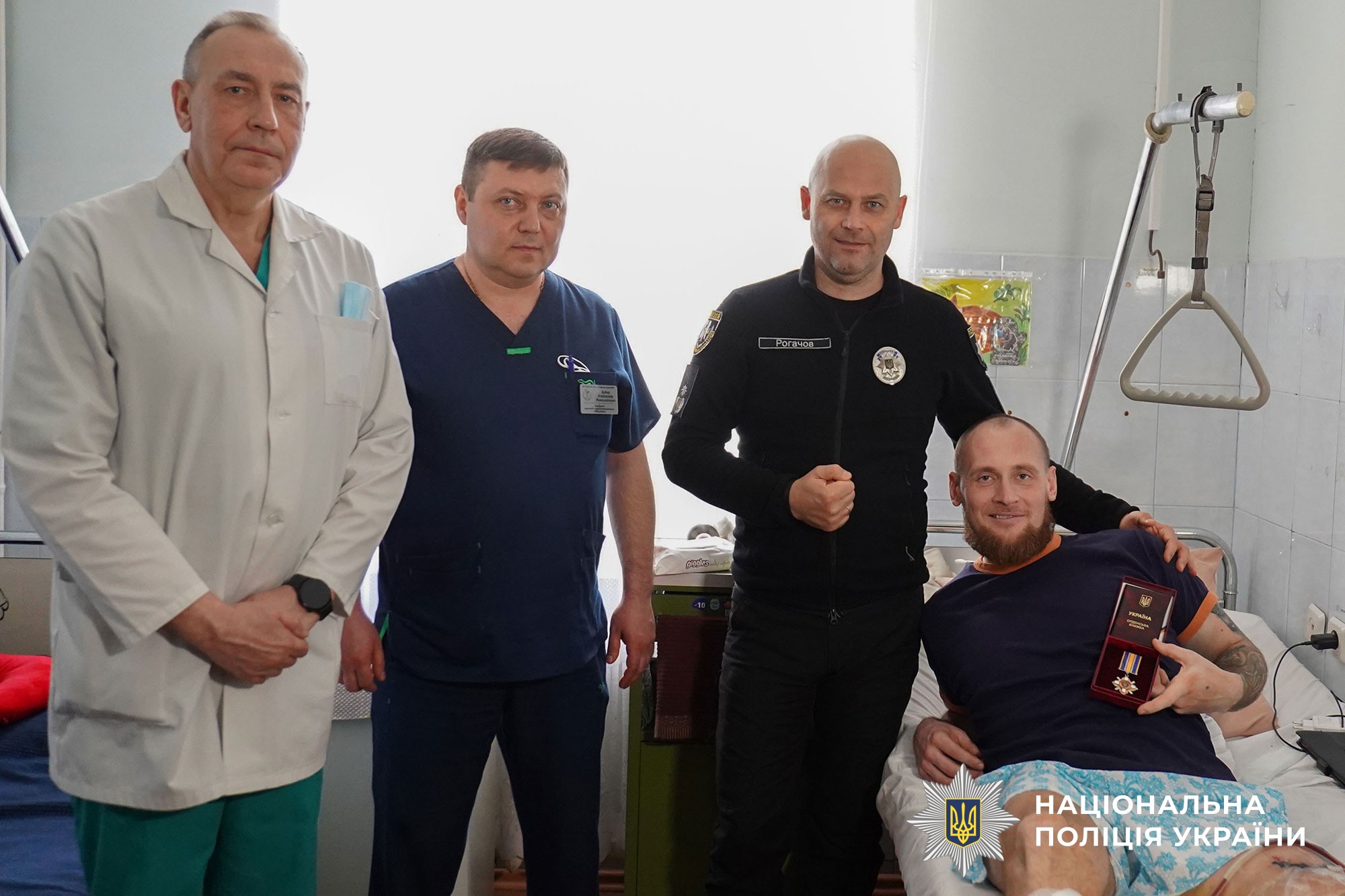 Спільне фото медиків, генерала  та Максима