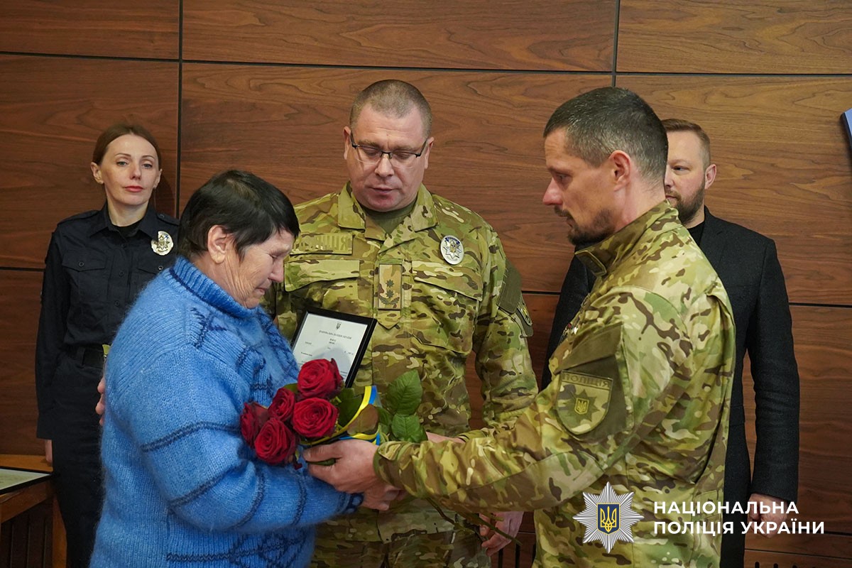 Вячеслав Ясько вручає квіти матері загиблого Романа Обуховського