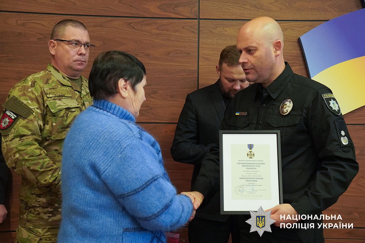 Євген Рогачов вручає нагороду матері Романа Обуховського