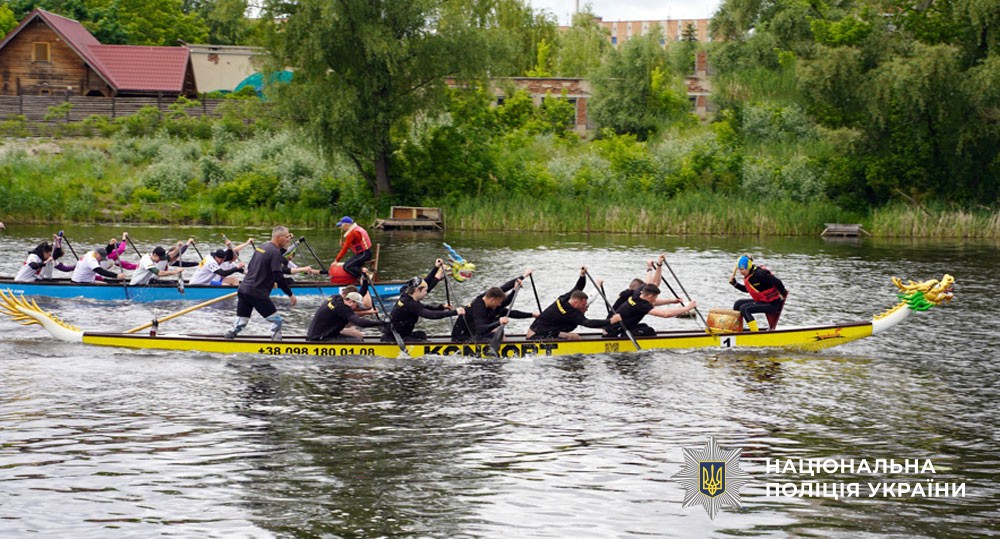 Ветеранський спорт, як шлях до відновлення: поліцейські Полтавщини взяли участь у змаганнях з веслування на човнах-драконах
