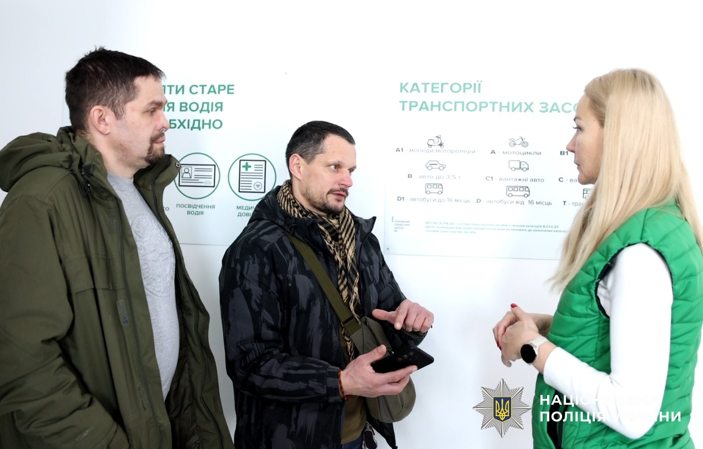 ветерани спілкуються з Іриною Пархоменко 