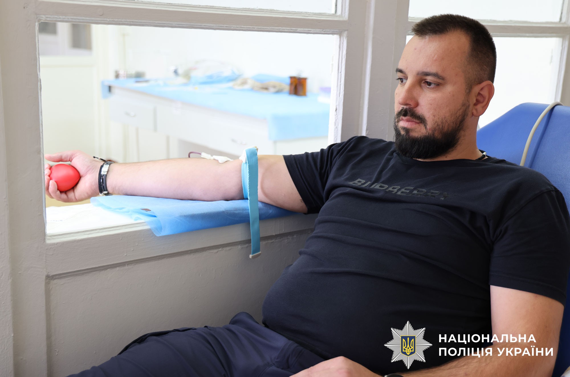 Поліцейський здає кров для порятунку життя людей