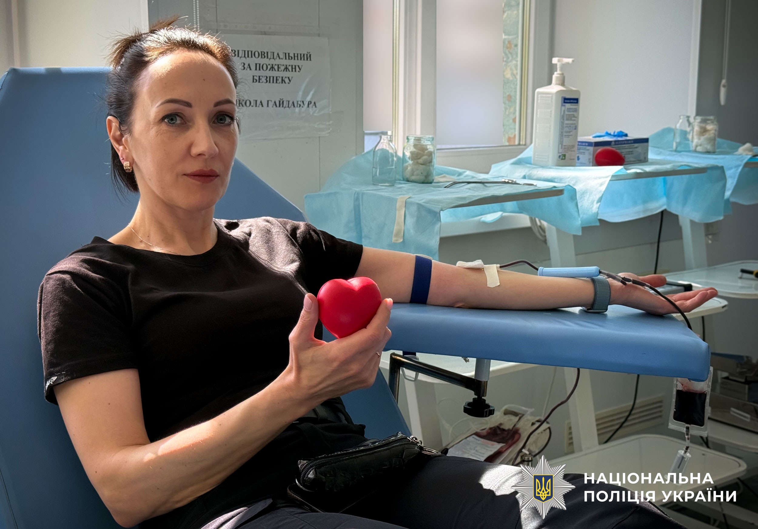 Поліцейські здпють кров для порятунку життів