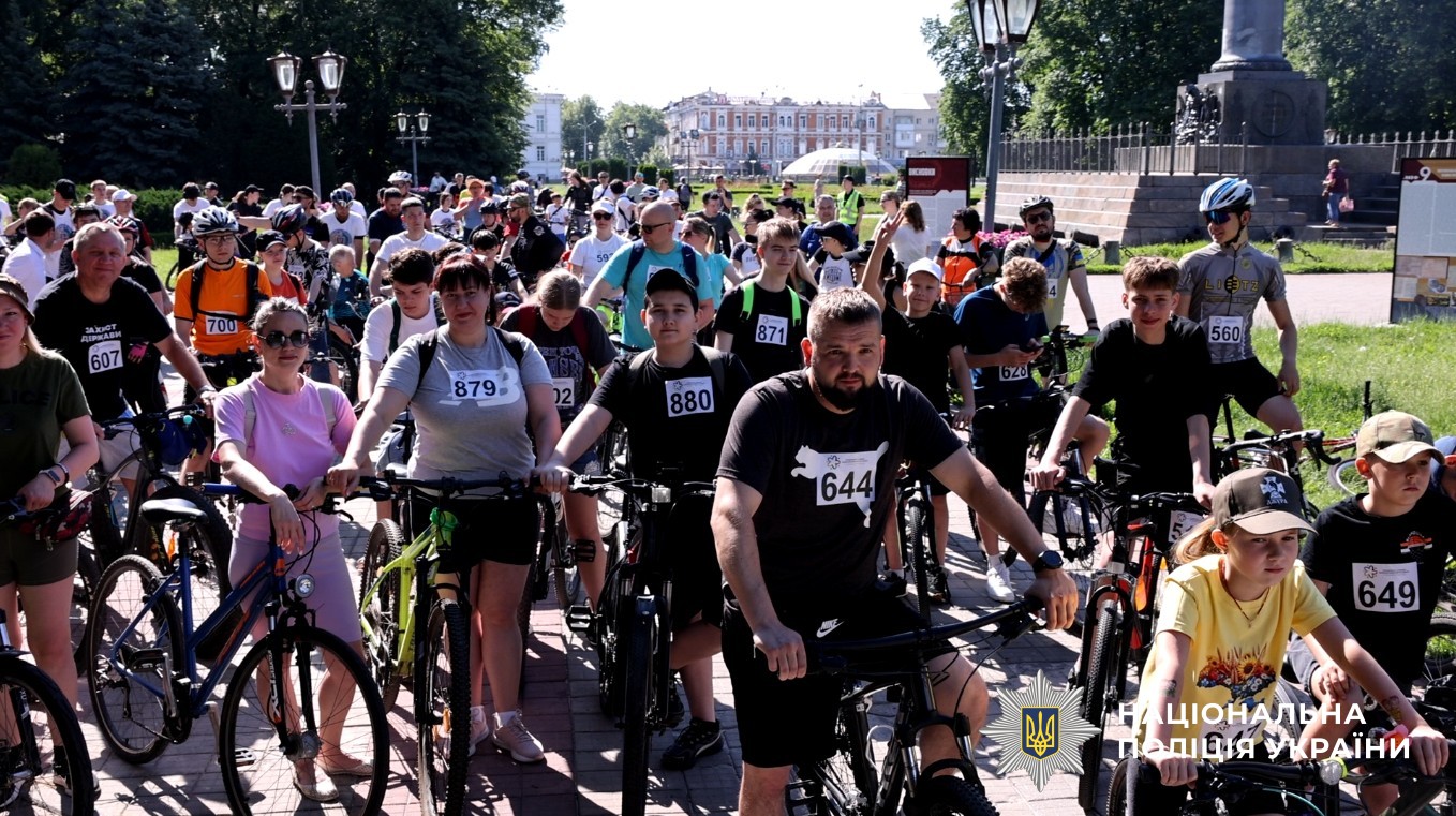 Підтримка ветеранів та ветеранок через спорт: поліцейські Полтавщини взяли участь у велозаїзді