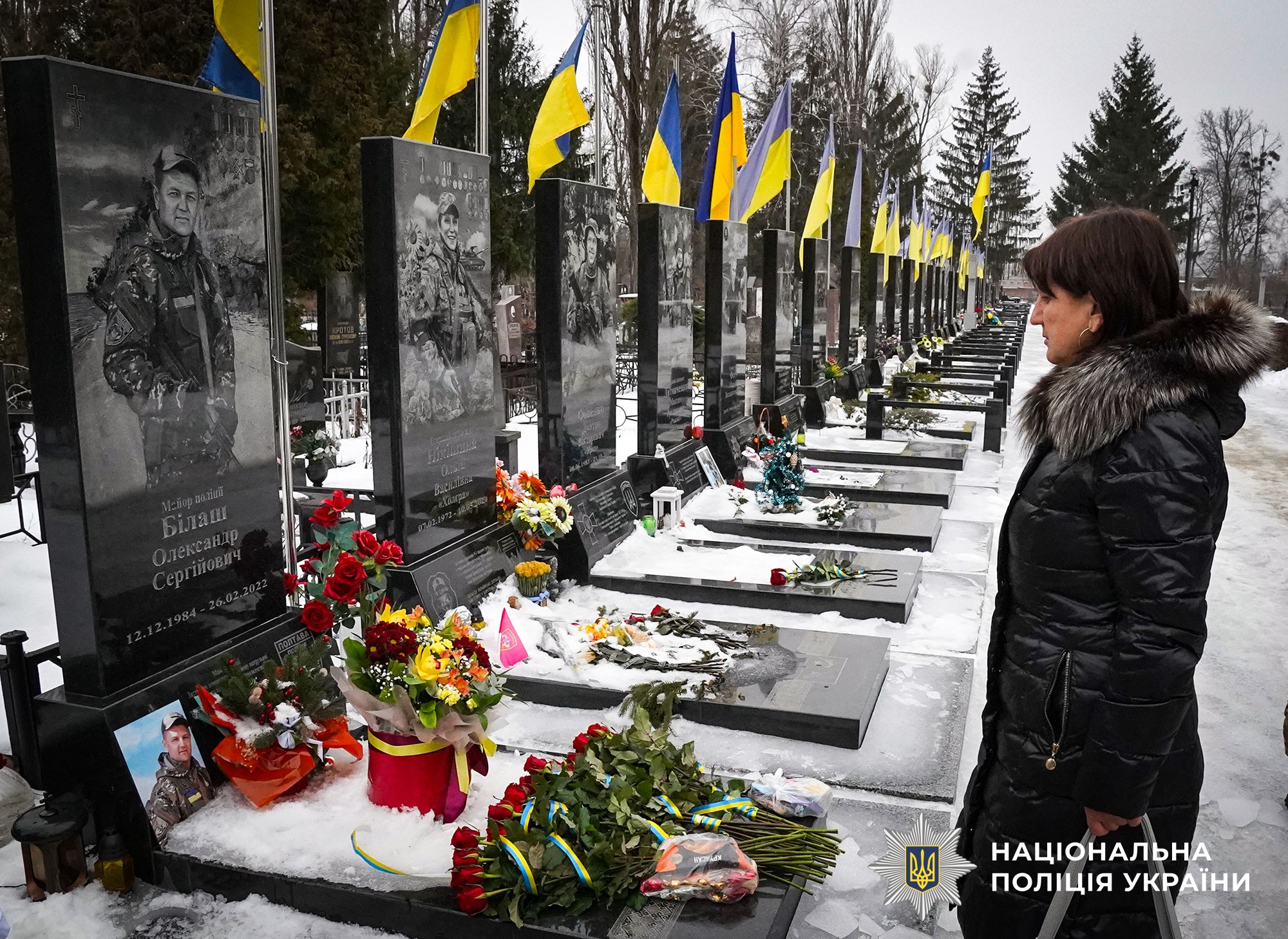 Мати біля могили сина