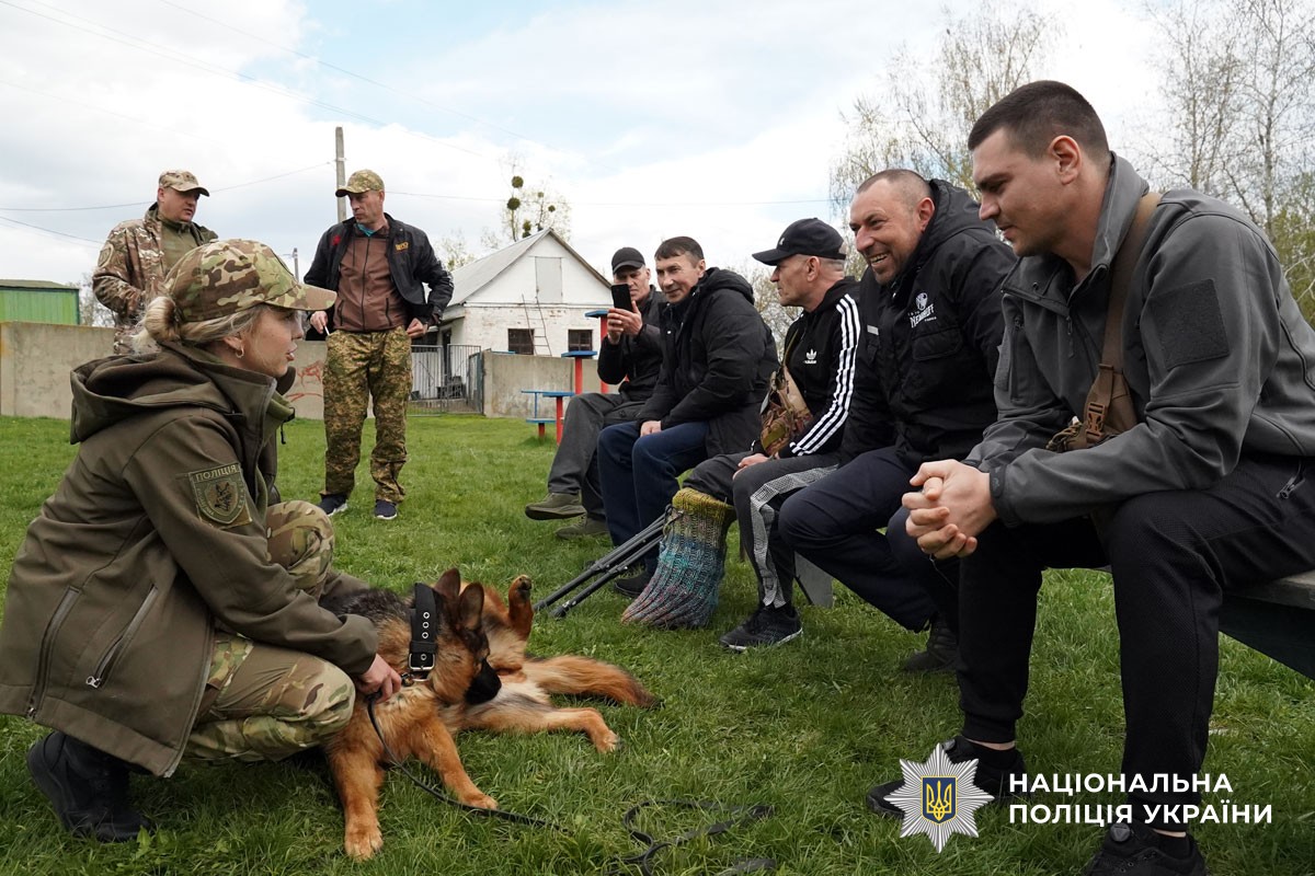 захисники спілкуються із кінологами 