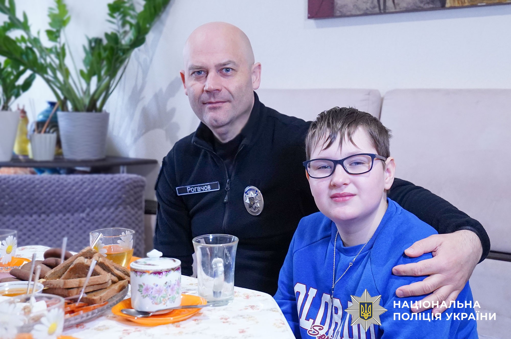 візит Євгена Рогачова до родини безвісти зниклого поліцейського Руслана Винника