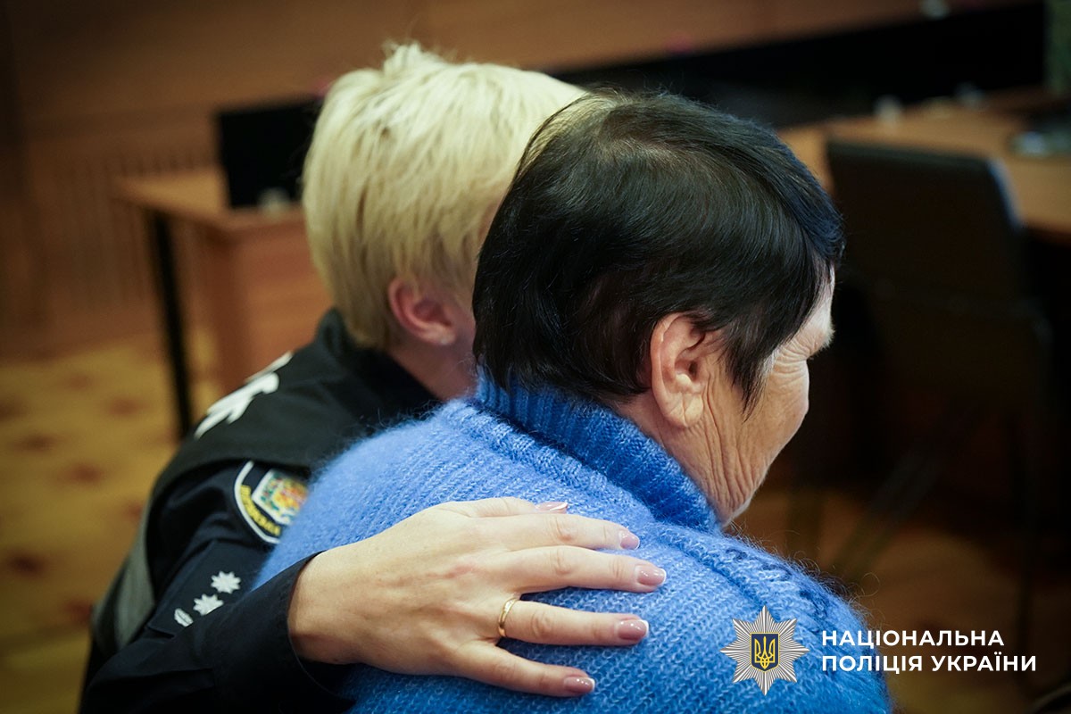 Психологиня підтримує матір Романа Обуховського на зустрічі  