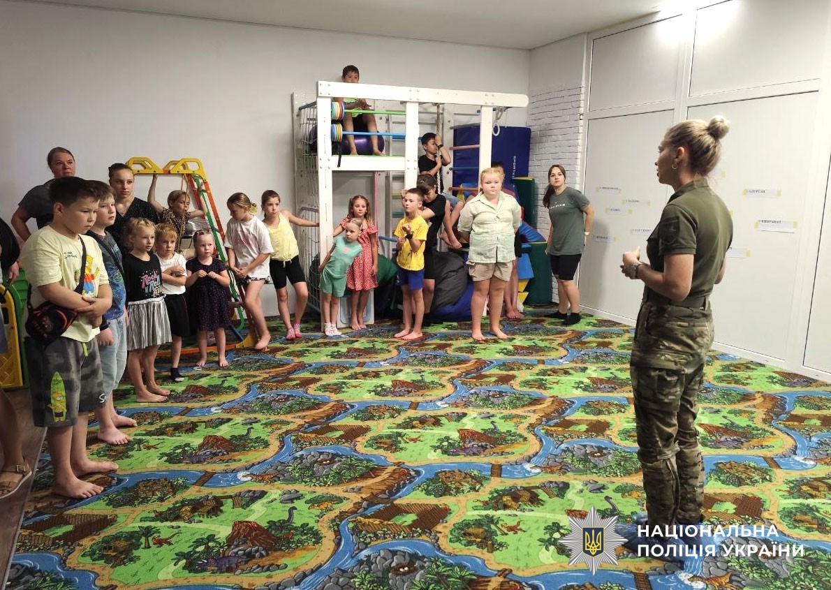 кінологи поліції провели захід для дітей