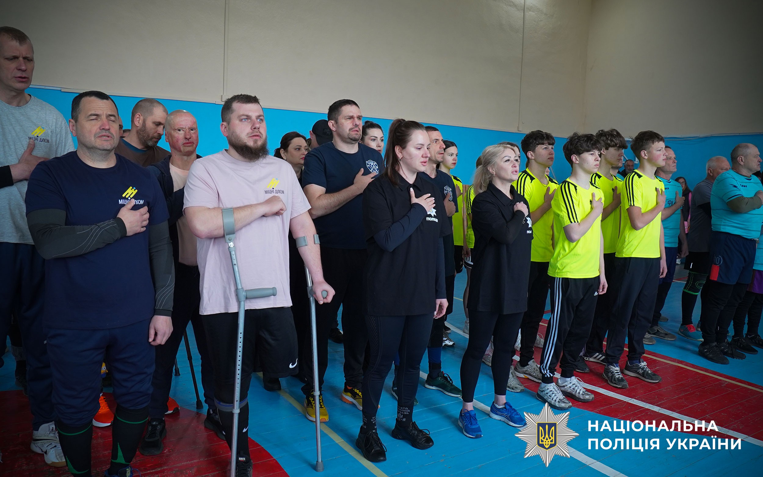 Сила духу в кожній подачі: на Полтавщині поліцейські взяли участь у турнірі з волейболу сидячи серед ветеранів та молоді