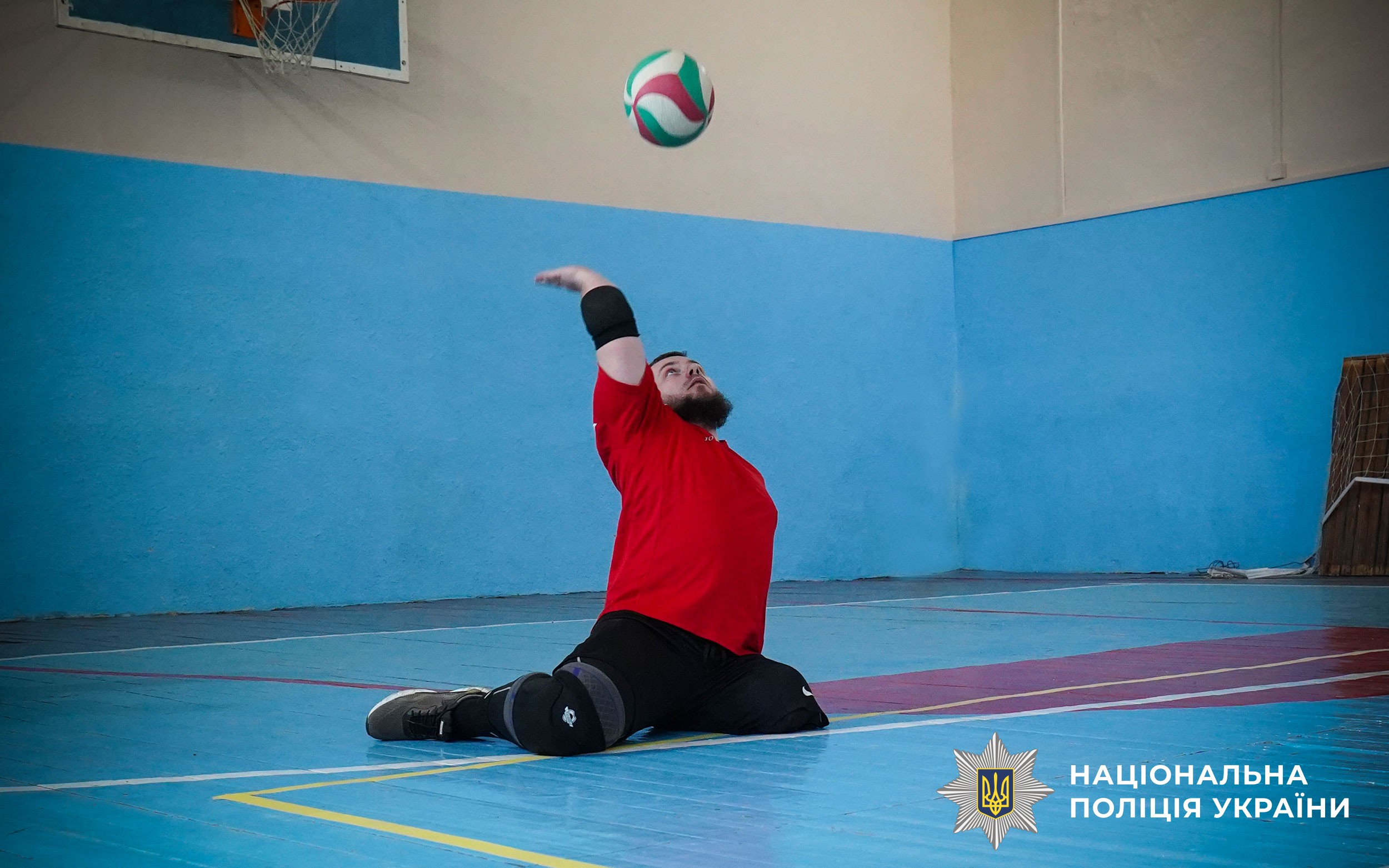 Сила духу в кожній подачі: на Полтавщині поліцейські взяли участь у турнірі з волейболу сидячи серед ветеранів та молоді