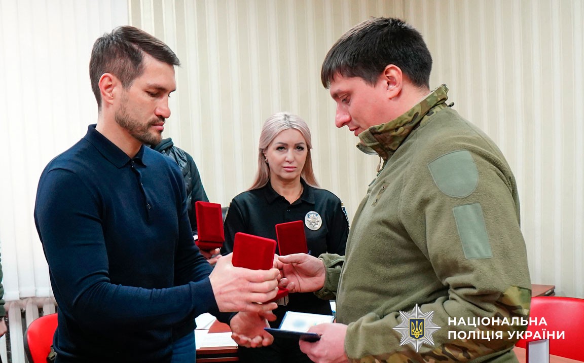 А. Ярмолюк вручає відзнаку поліцейському