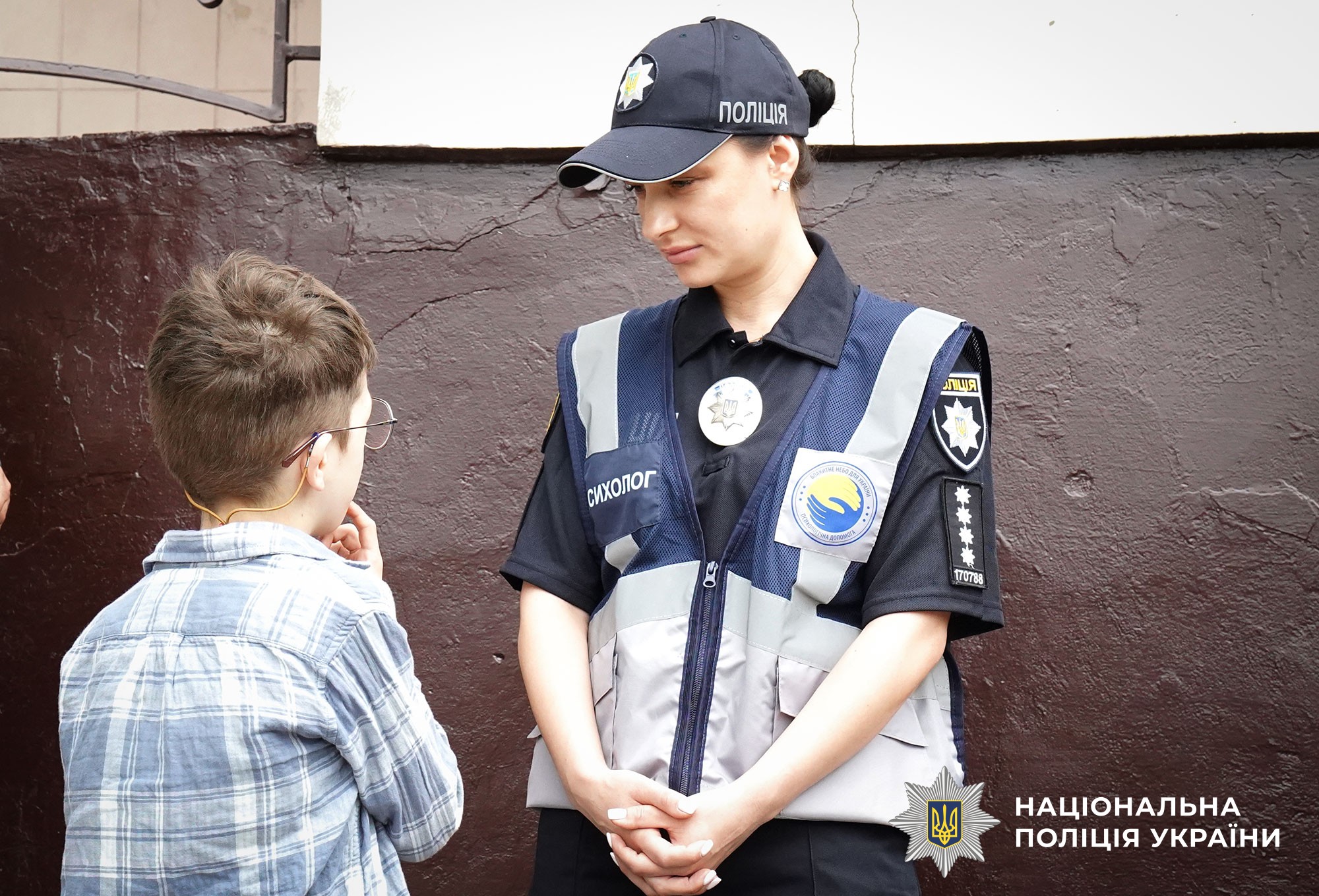 кінологи поліції проводять сеанс каністерапії