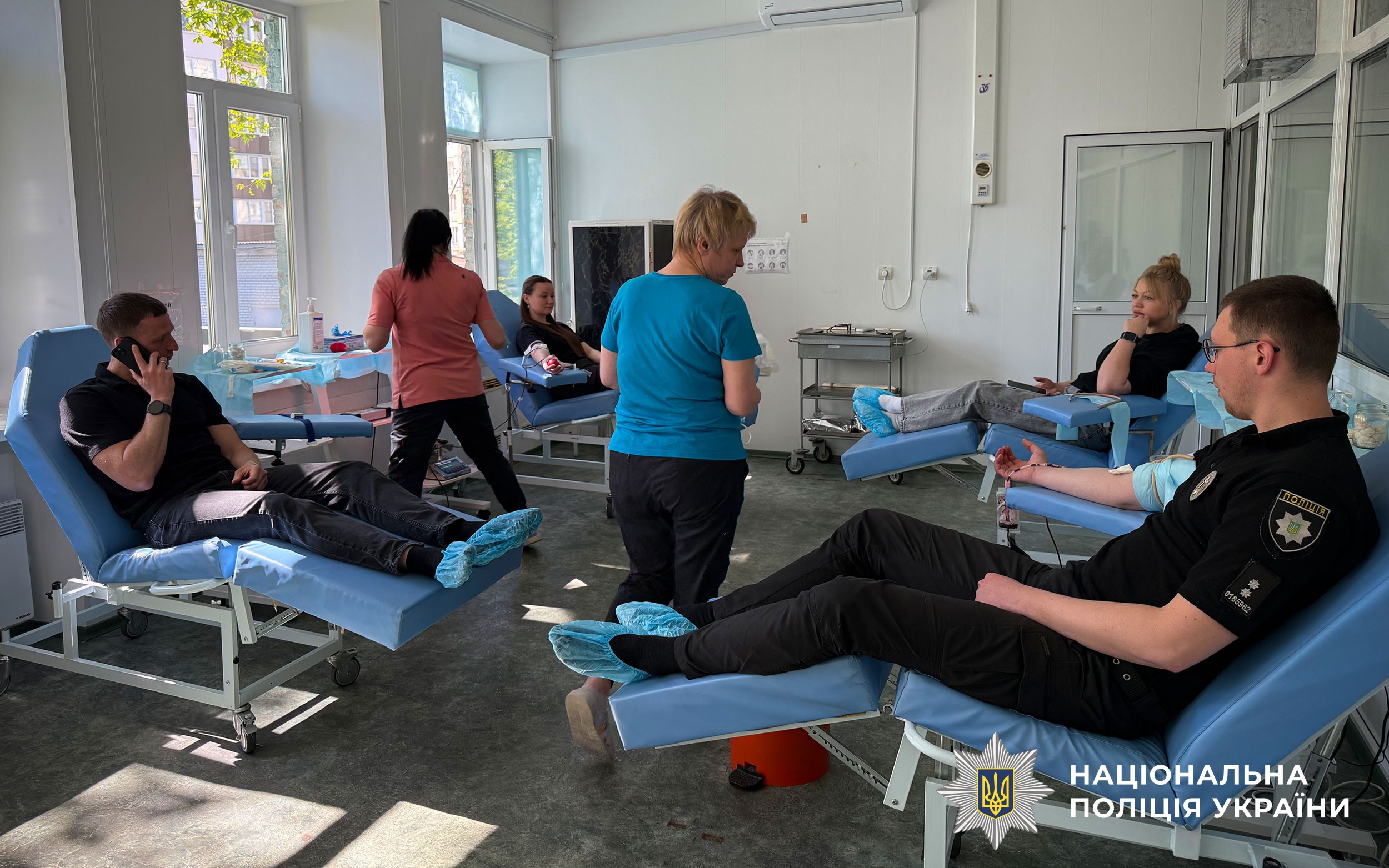 Поліцейські здпють кров для порятунку життів