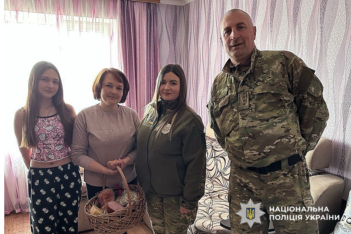 поліцейські спілкуються з родинами