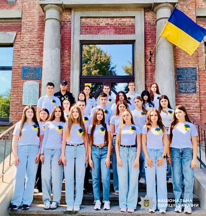 поліцейські проводять для дітей патріотичні зустрічі