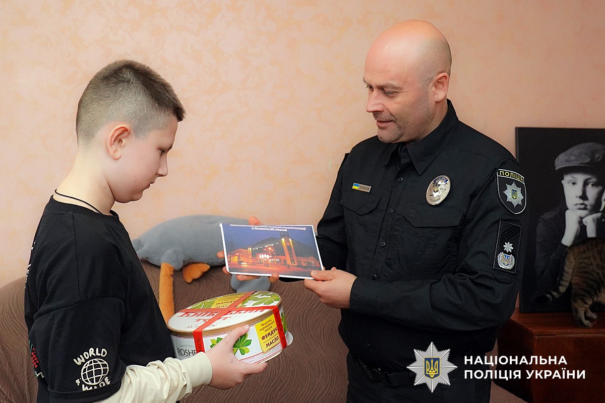 Генерал вітає дитину із святом