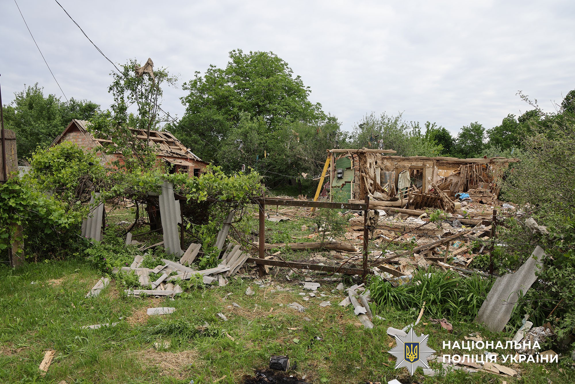 Травмована людина та повністю зруйнований будинок: поліція та СБУ документують наслідки воєнного злочину росіян