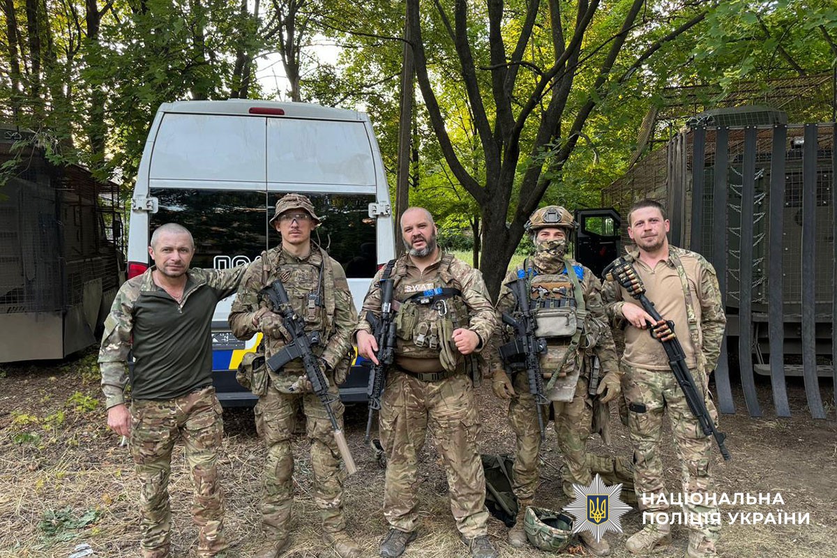 Михайло Главатських з побратимами на фронті