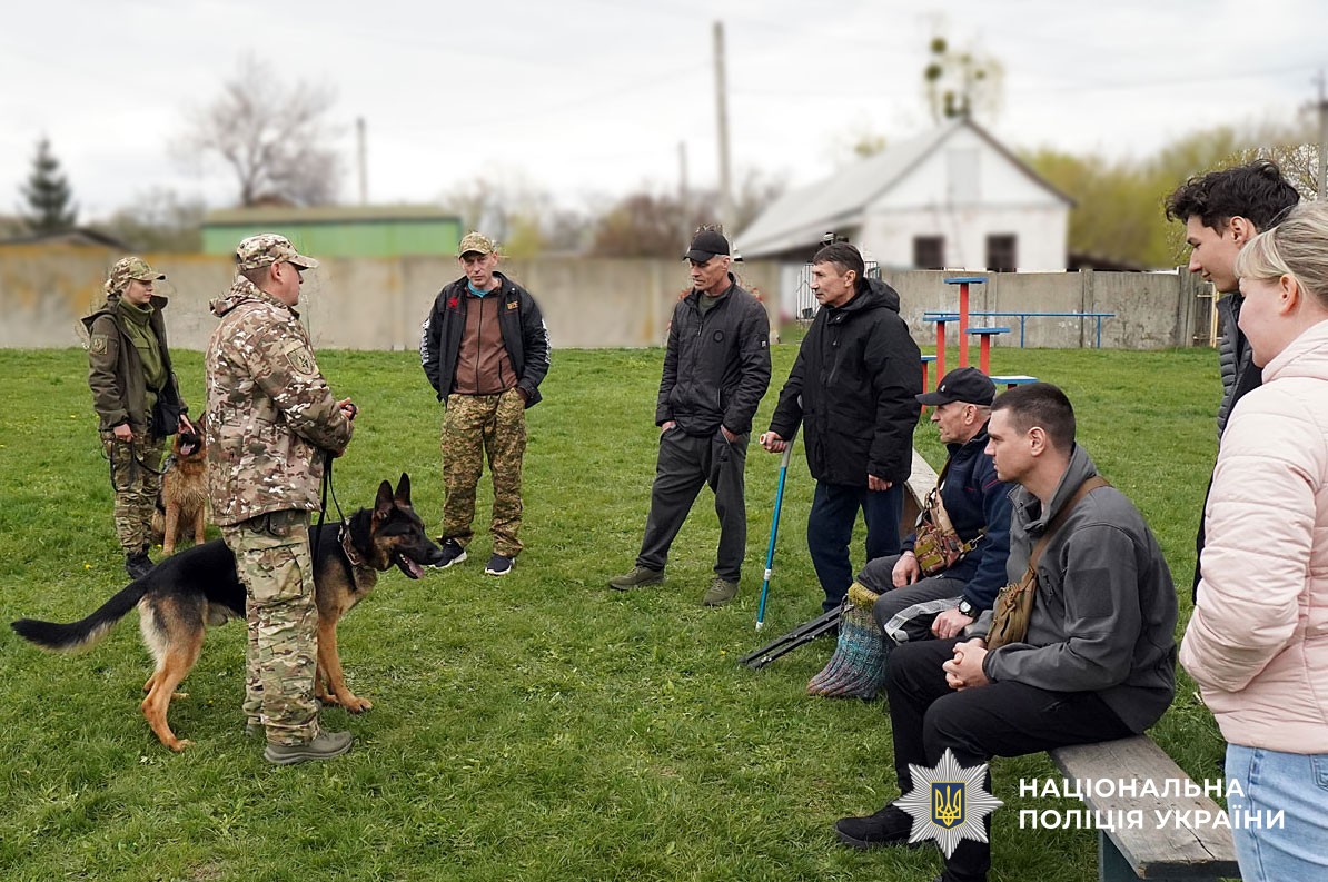 Кінологи спілкуються із захисниками