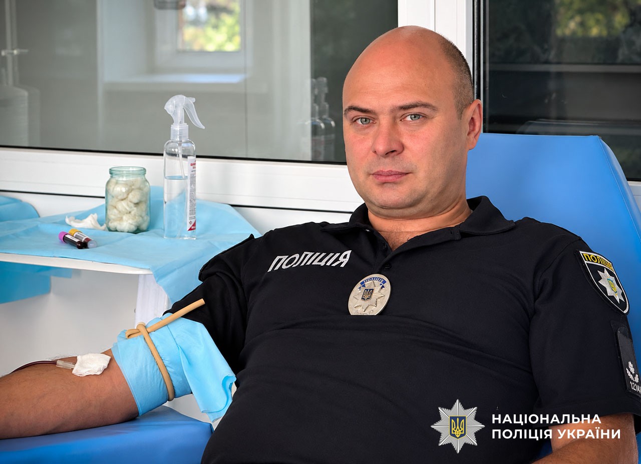 Поліцейський під час здачі крові