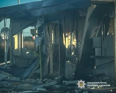 Пошкоджена унаслідок прильоту будівля