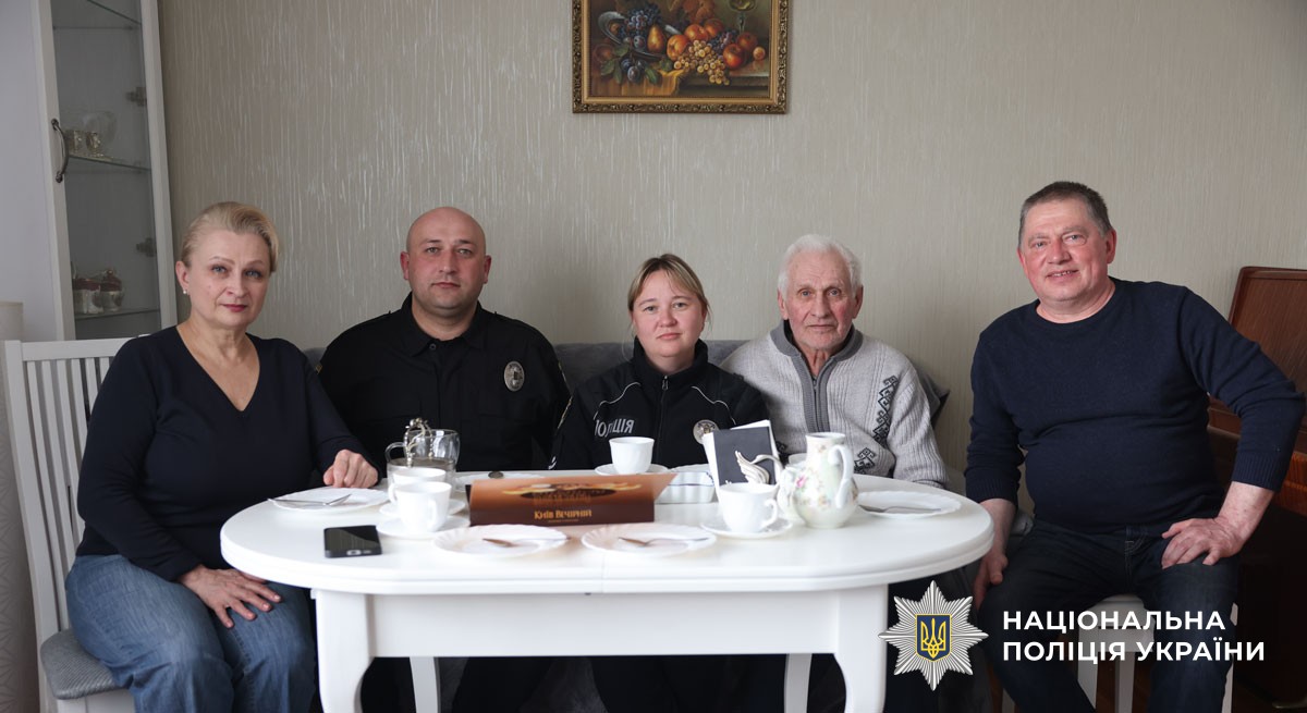 поліцейські спілкуються з родинами