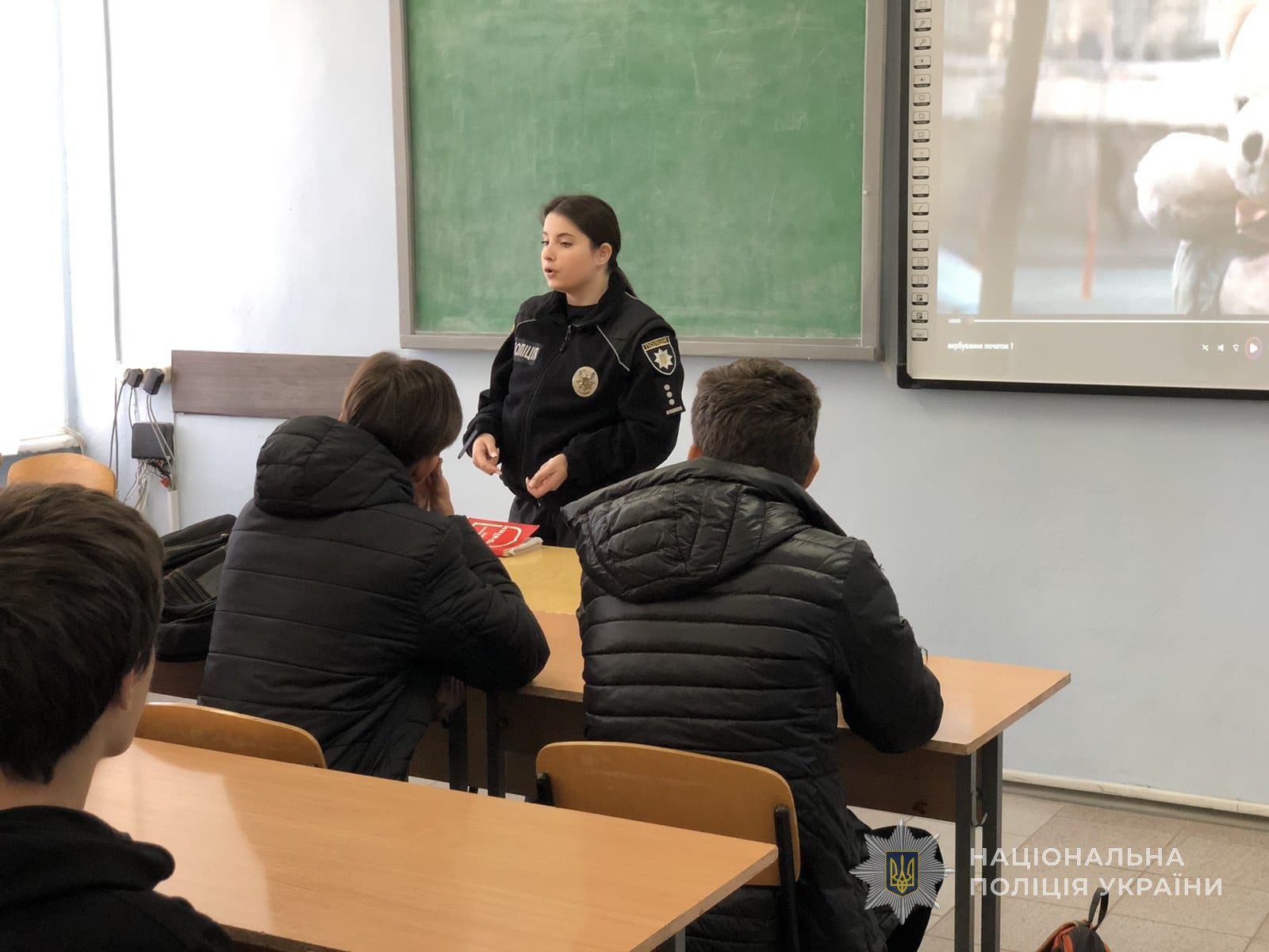 Поліцейська розповідає про вербування учням