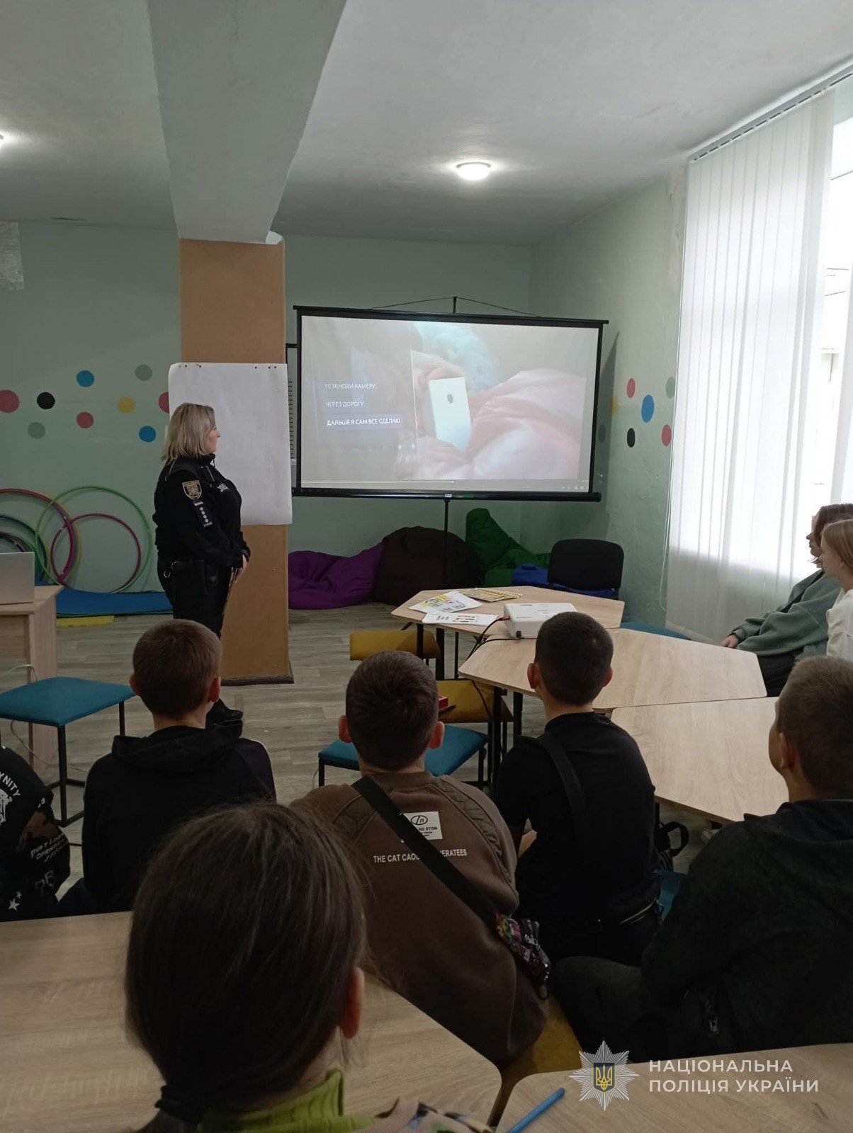 Поліцейська розповідає про вербування учням
