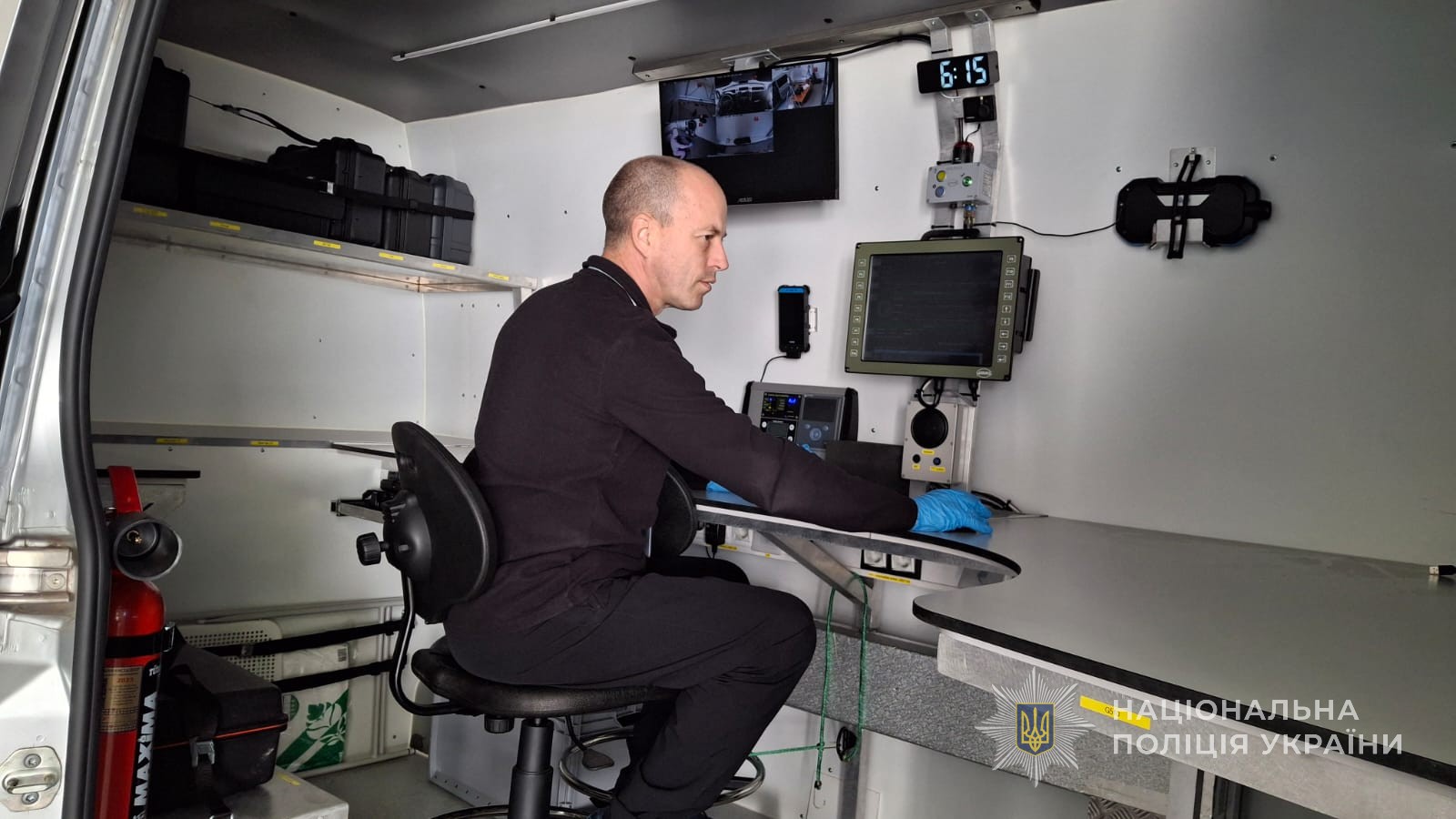Поліцейський перебуває у спеціально обладнаному автомобілі зі стаціонарним та переносним обладнанням для контролю погодних умов і рівня небезпеки