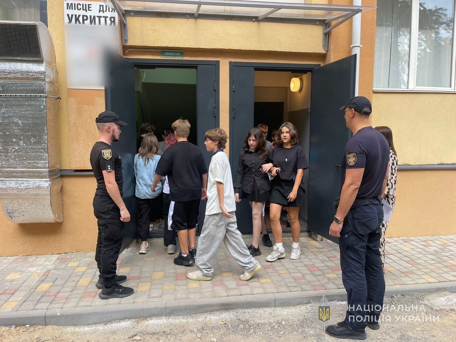 Поліцейські разом з дітьми відпрацьовують маршрут до укриття.