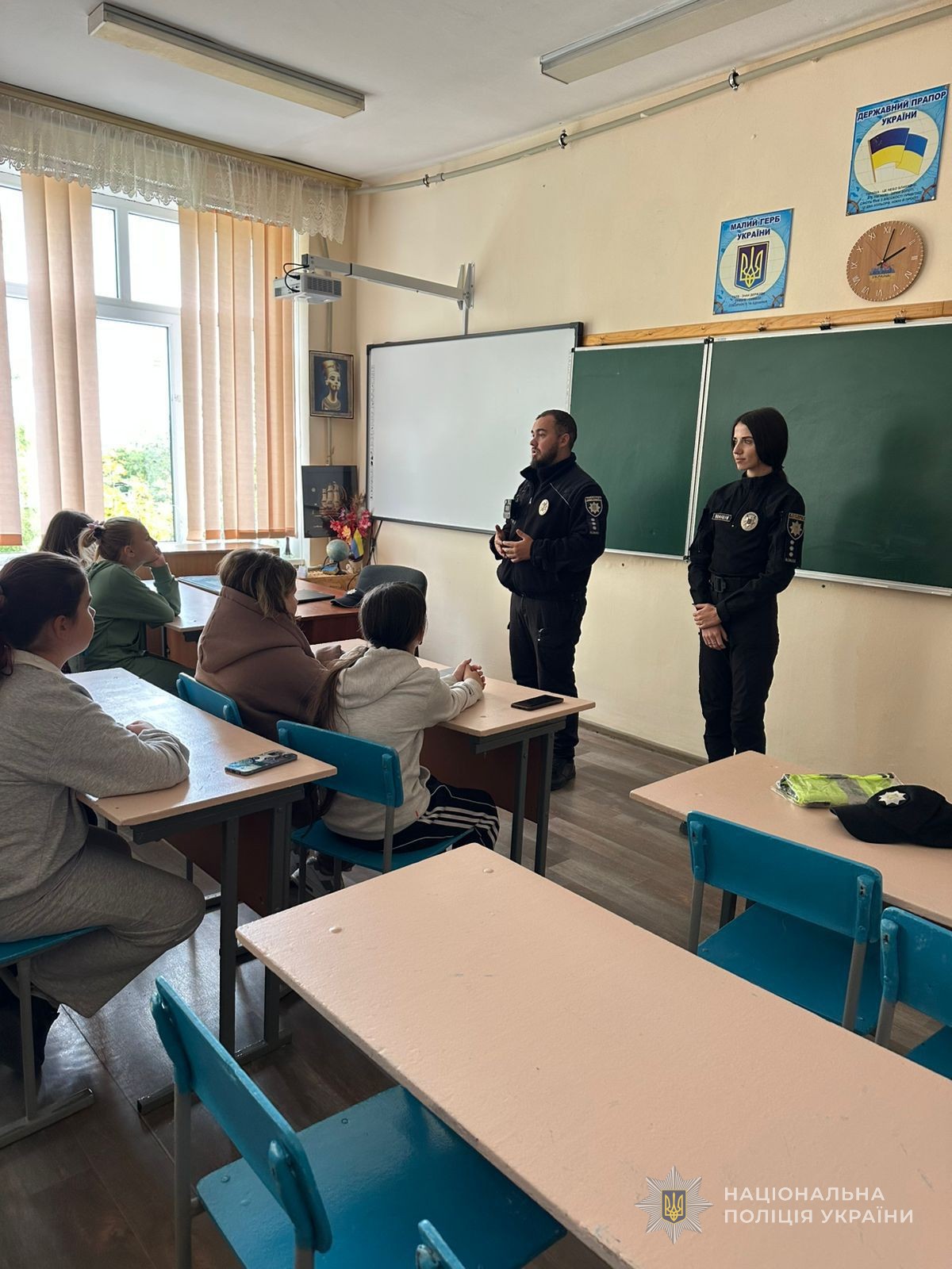 Поліцейські розповідають учням як зловмисники використовуючи месенджери намагаються схилити підлітків до пошкодження чужого майна, поширення фото стратегічних об’єктів або участі у провокаціях