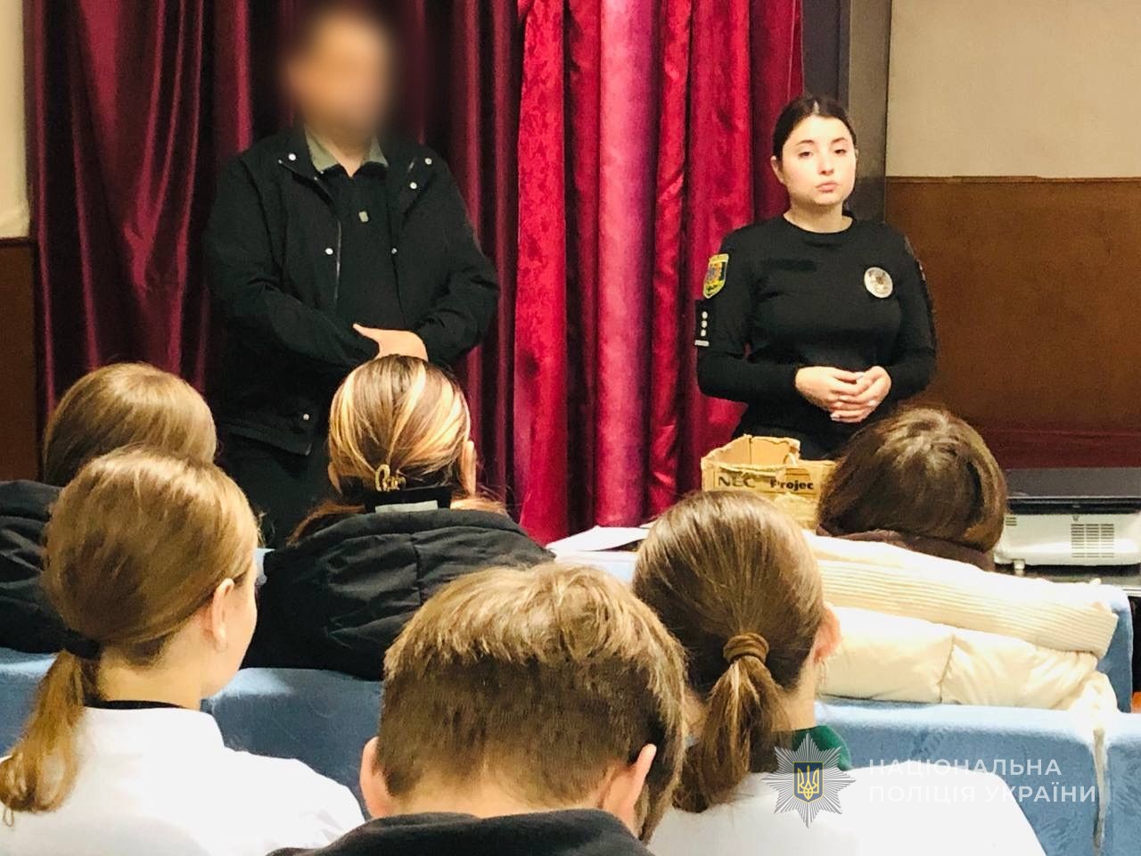 Поліцейська спільно з представником СБУ пояснили, що зловмисники заманюють молодь обіцянками «легкого заробітку»