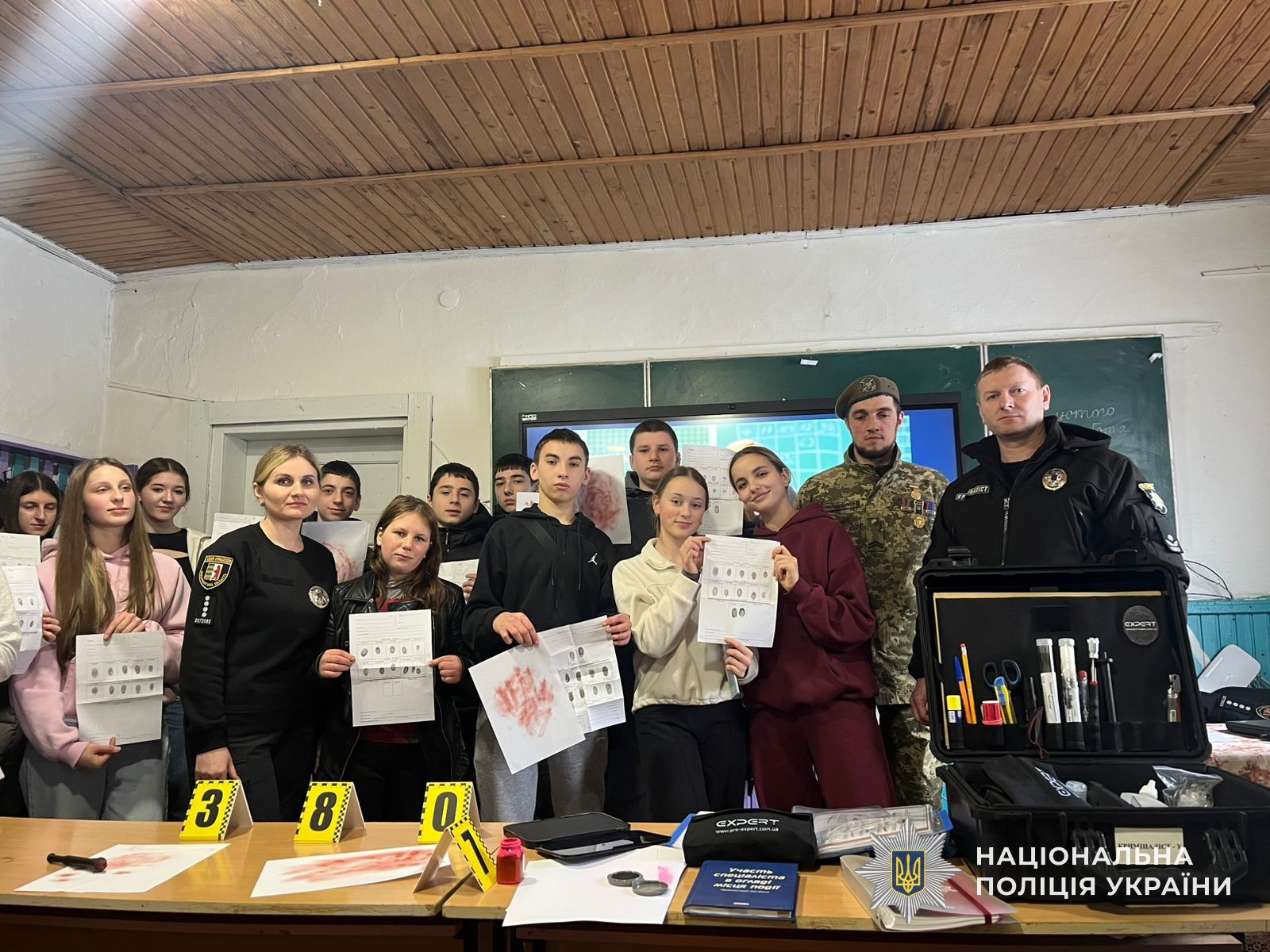 Зустріч учнів Квасівської школи із героєм - Степаном Дирдою